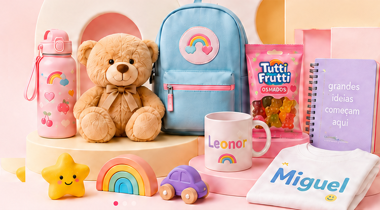 Composição de produtos Mumy: garrafa cor-de-rosa, urso de peluche, mochila azul, gomas, caderno, caneca e t-shirt personalizadas
